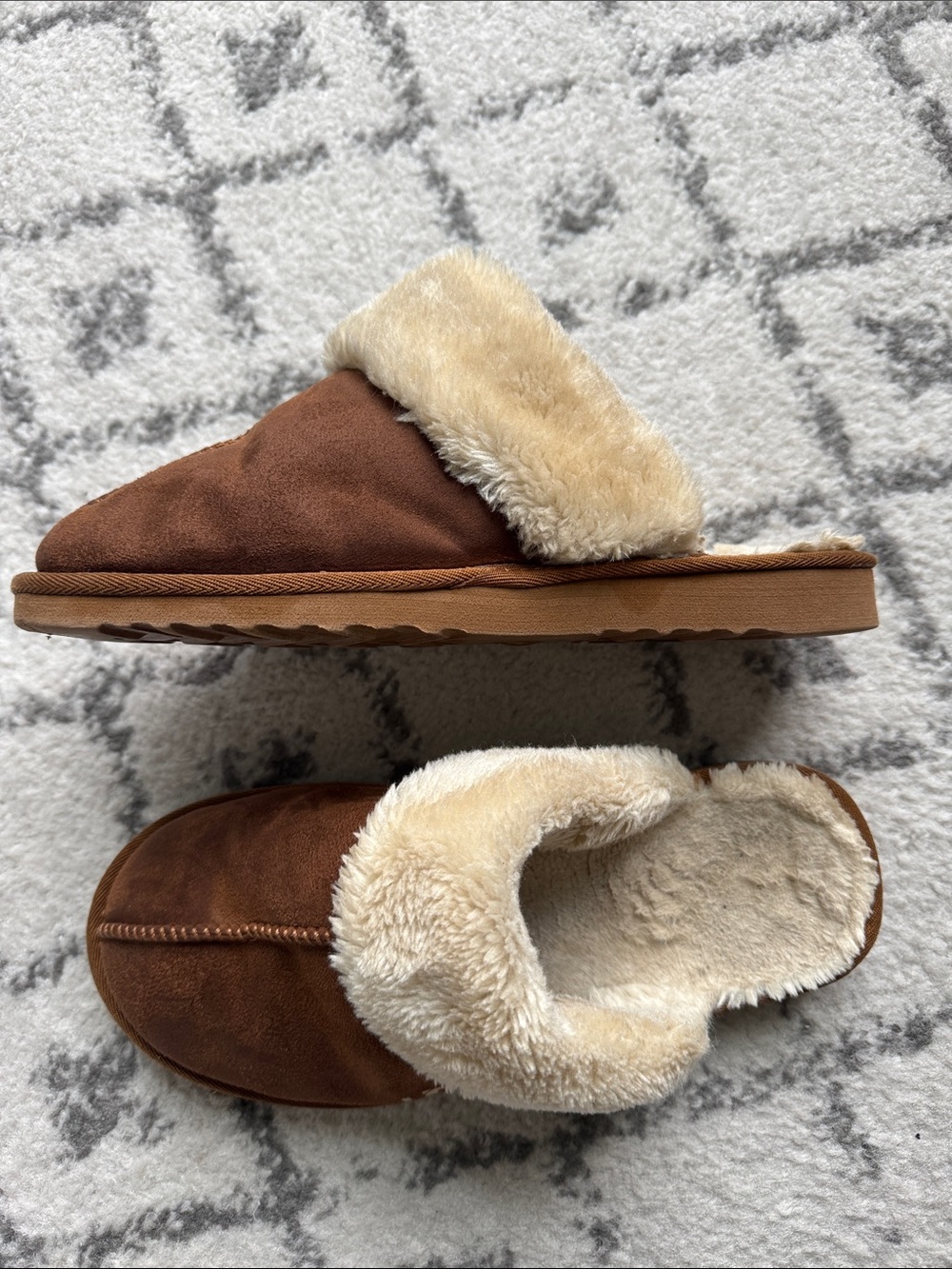 UGG SLIPPERS